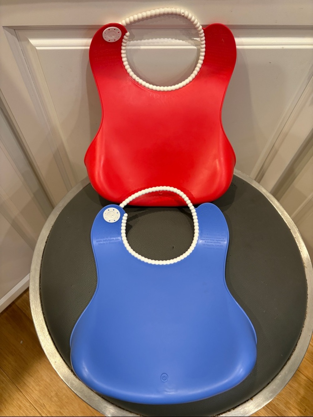 BabyBjörn Soft Silicone Bibs in Blue and Red 2-Pack - Picture 4 of 6